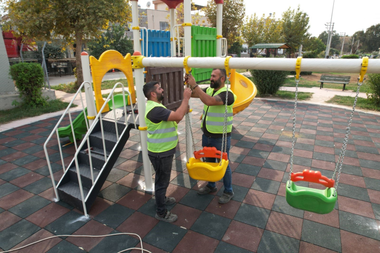 Akdeniz Belediyesi, Karaduvar ve Kiremithane’de parkları yeniledi 3