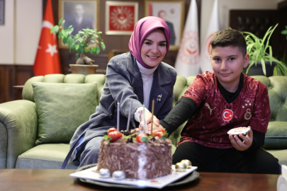 Bakan Göktaş şehidin oğlunun doğum gününü bakanlıkta kutladı