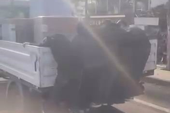 Diyarbakır’da pikap arkasında tehlikeli yolculuk