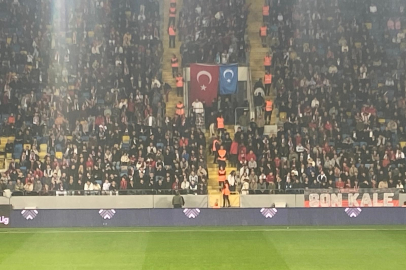 Gençlerbirliği taraftarları tribüne Doğu Türkistan bayrağı astı