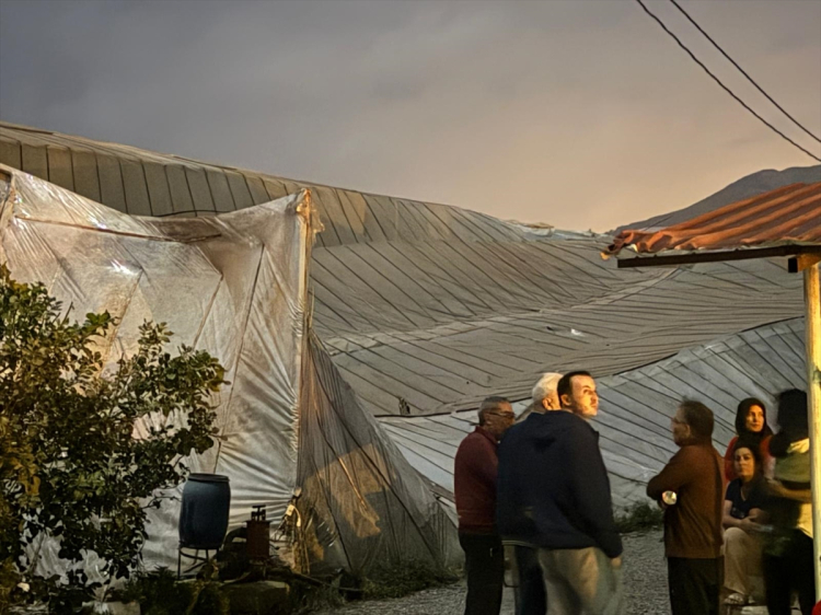 Mersin Bozyazı’da hortum felaketi 11 sera hasar gördü 2