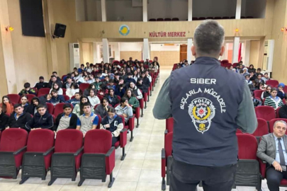Adana’da polis ekipleri, gençleri siber tehlikelere karşı uyardı