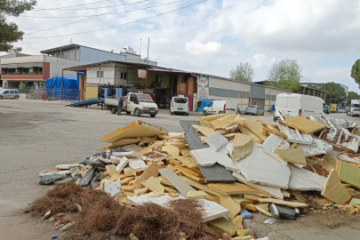 Belediye ekipleri hem çalıştı hem temizledi