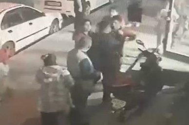 Esenyurt’ta engelli adama bıçaklı saldırı kamerada