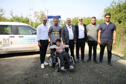 Hatay’da engelli çocuğun hayali gerçek oldu: Akülü aracını sürebilmesi için evinin yolu asfaltlandı