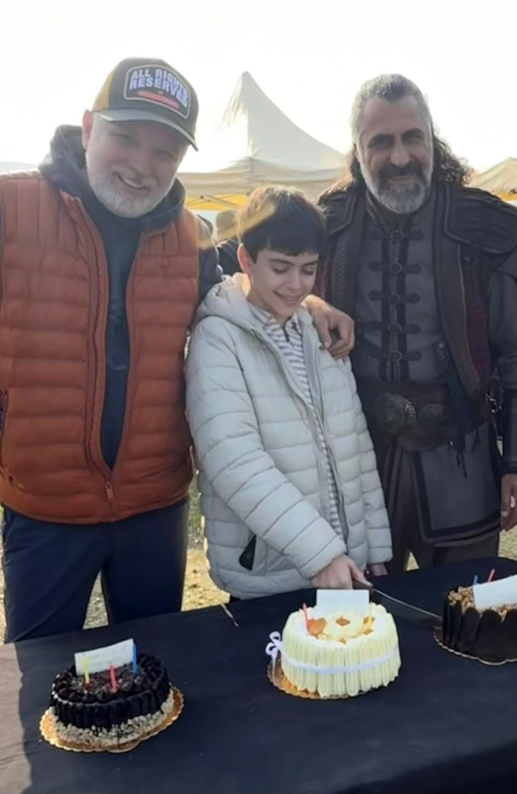 “Mehmet Fetihler Sultanı” setinde Şehzade Mustafa’nın doğum günü kutlandı 2