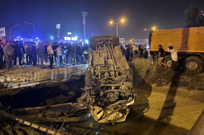 Tarsus’ta minibüs ile otomobil çarpıştı: 10 yaralı