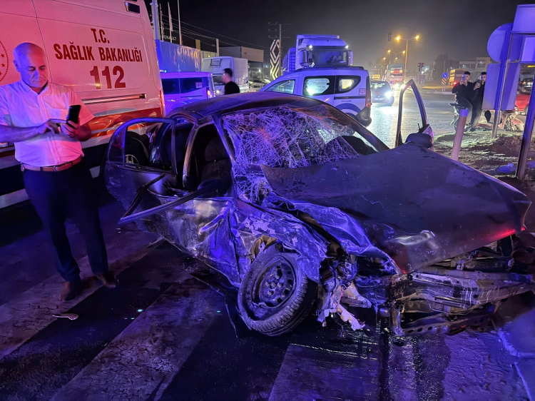 Tarsus’ta minibüs ile otomobil çarpıştı 10 yaralı 2