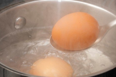 Yumurta haşlarken neden çatlar? İşte çatlamayan yumurtanın garantili püf noktaları