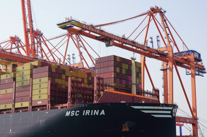 Dünyanın en büyük konteyner gemisi Mersin’e geldi