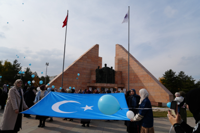Atatürk Üniversitesi'nde öğrenciler Doğu Türkistan için gökyüzüne balon bıraktılar