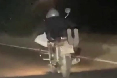 Motosikleti yüzüstü uzanarak kullanan sürücüye 5 bin 146 TL ceza