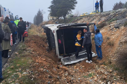 Muğla'da yolcu minibüsü devrildi: 13 yaralı