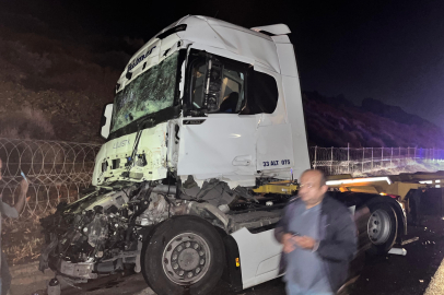 Tarsus’ta 4 araç birbirine girdi