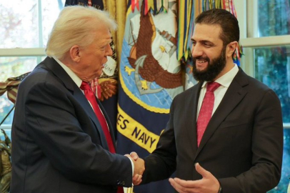 Trump’tan Suriye Devlet Başkanı Ahmed eş-Şara’ya parfüm hediyesi: “Kaç eşiniz var?” esprisi gündem oldu