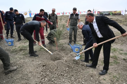 Yumurtalık’ta yüzlerce kişi fidan dikerek geleceğe nefes oldu