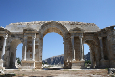 Anavarza Antik Kenti ziyaretçilerini zamanda yolculuğa çıkarıyor
