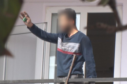 Evi yakmaya çalıştı, eşyaları sokağa fırlattı, çıkışta akraba dayağı yedi