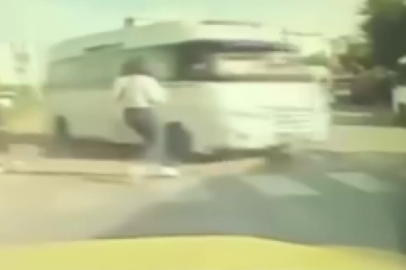 Adana’da minibüs refüje çıktı: Genç kız ezilmekten son anda kurtuldu