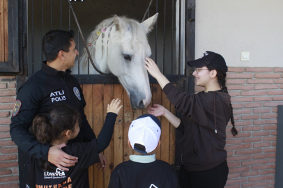 Adana’da polis ekipleri Lösemili çocuklar için gökyüzüne umut balonları bıraktı