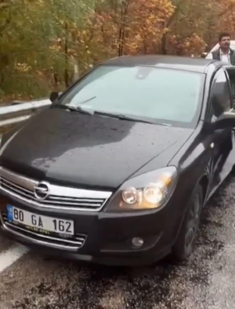 Adana Saimbeyli'de 4 öğretmenin hayatını kaybettiği yola yine kaya parçası düştü, bir otomobil hasar gördü 2