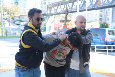 Alanya'da yolda yürüyen bir kadına yumruk atıp, makasla yüzünü yaralayan şahıs tutuklandı