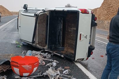 Elazığ’da kaygan yolda kamyonet devrildi