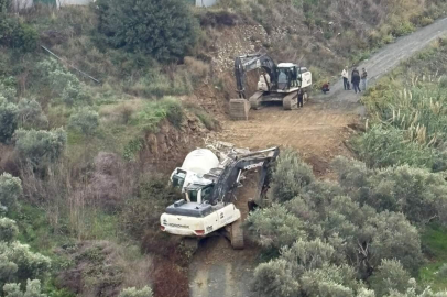 Hatay’da kaygan yolda beton mikseri devrildi
