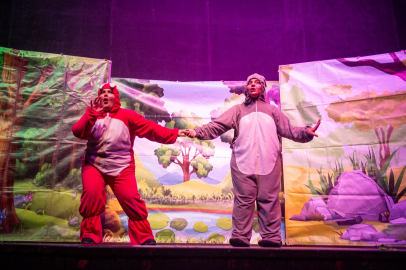 Seyhan Belediyesi minikleri “Sevimli Tavşanlar” tiyatrosuyla buluşturdu