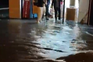 Hatay'da sağanak yağış caddeleri göle çevirdi