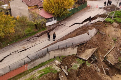 Karabük’te okul yanındaki yol çöktü