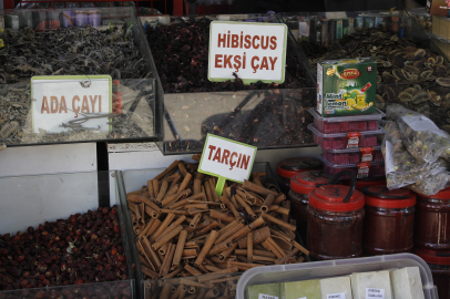 Adana’da havaların soğumasıyla vatandaşlar aktarlara yöneldi