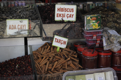 Adana’da havaların soğumasıyla vatandaşlar aktarlara yöneldi