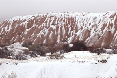 Kapadokya’da mevsimin ilk karı yağdı: Peribacalarında masalsı manzaralar oluştu