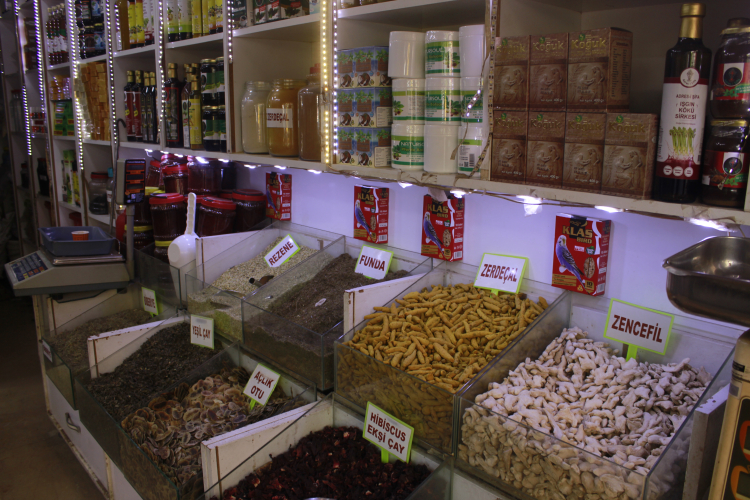 Adana’da havaların soğumasıyla vatandaşlar aktarlara yöneldi