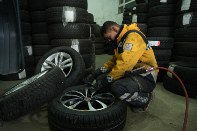 Sokak köpeklerinden kaçan tavuk, lastikçiye sığındı