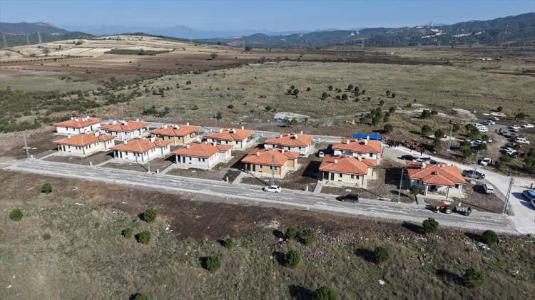 Düziçi’nde depremzedeler için yapılan 12 köy evi hak sahiplerine teslim edildi 2