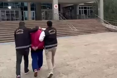 Hatay’da 77 Yıl hapis cezasıyla aranan firari, kurye kılığına giren polisin operasyonuyla yakalandı