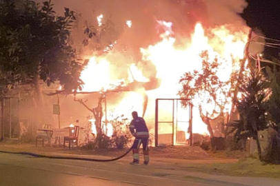 Hobi bahçesindeki baraka alev alev yandı