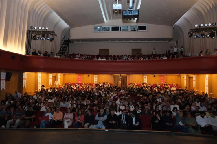 Alanya Belediye Tiyatrosu Adana’da sanatseverlerle buluştu 5