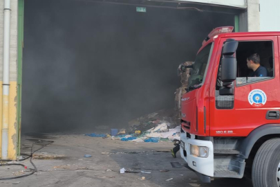 Antalya’da geri dönüşüm fabrikasında yangın: Ekipler büyümeden müdahale etti
