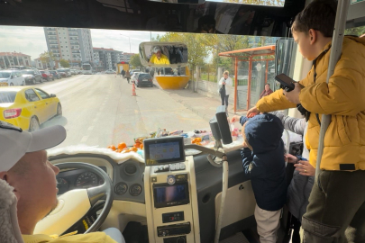 Edirne’de minibüs şoförü yolcularına meyve ve şekerleme ikram ediyor