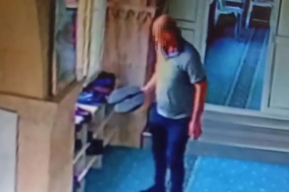 Camide ayakkabıları tek tek inceledi, beğendiğini çaldı