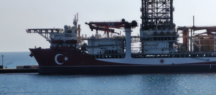 Türkiye’nin 5. sondaj gemisi West Draco kırmızı-beyaza boyandı 2