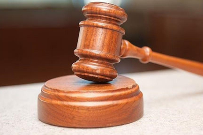 Adana'da ebeveynlerini darbettiği öne sürülen sanığa 8 yıl 8 ay hapis