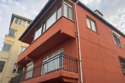 Duvarları ve zemini çatlayan binalar tahliye edildi