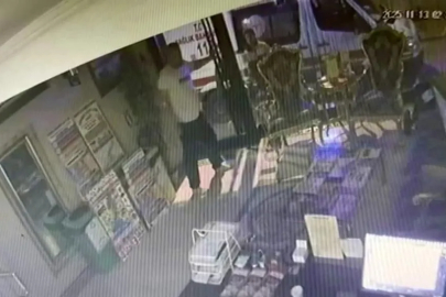 Fatih’te kapının kilitli olması sebebiyle otelden çıkamayan Böcek ailesinin anları kamerada