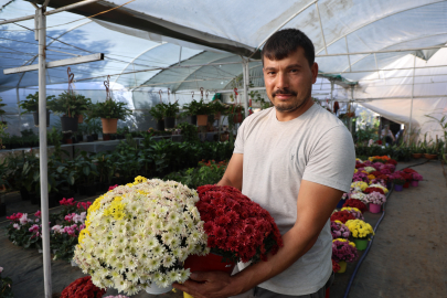 Adana’da Öğretmenler Günü öncesi saksı çiçeklerine ilgi arttı