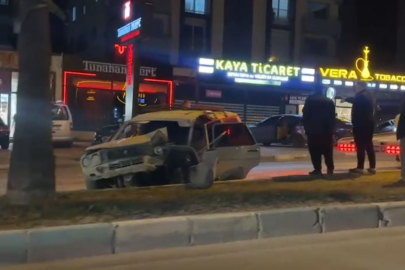 Adana’da otomobil tıra çarptı: Sürücü yaralandı