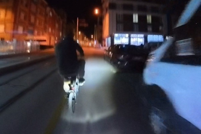 Eskişehir’de motosikletli, bisiklete çarpmamak isterken devrildi